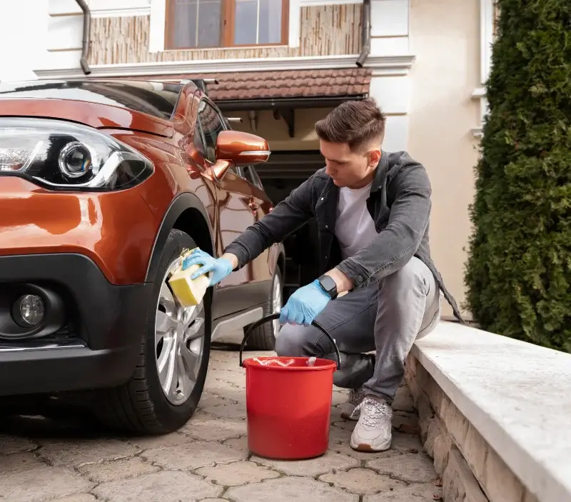 Lavage auto à domicile Vabre : professionnel intervenant sur un véhicule